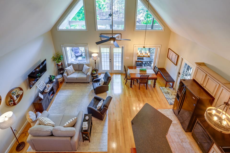 Living Room | Fireplace | Free WiFi | Smart TV w/ Cable