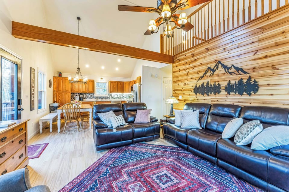 Living Room | 1st Floor | Wireless Internet | Smart TV