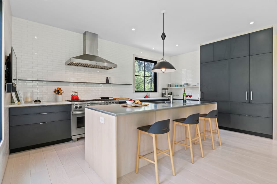 Kitchen / Breakfast Bar