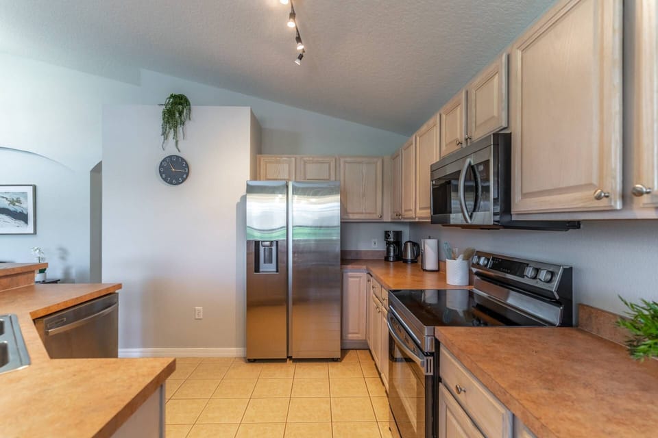 Spacious Kitchen For Any Mealtime - Fully Stocked For Your Convenience