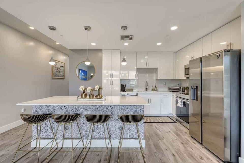 Breakfast Bar and Kitchen