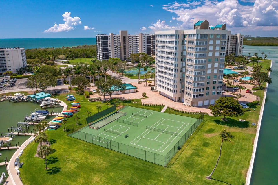 VSC801 - Tennis courts are located at Gulf Breeze at Vanderbilt
