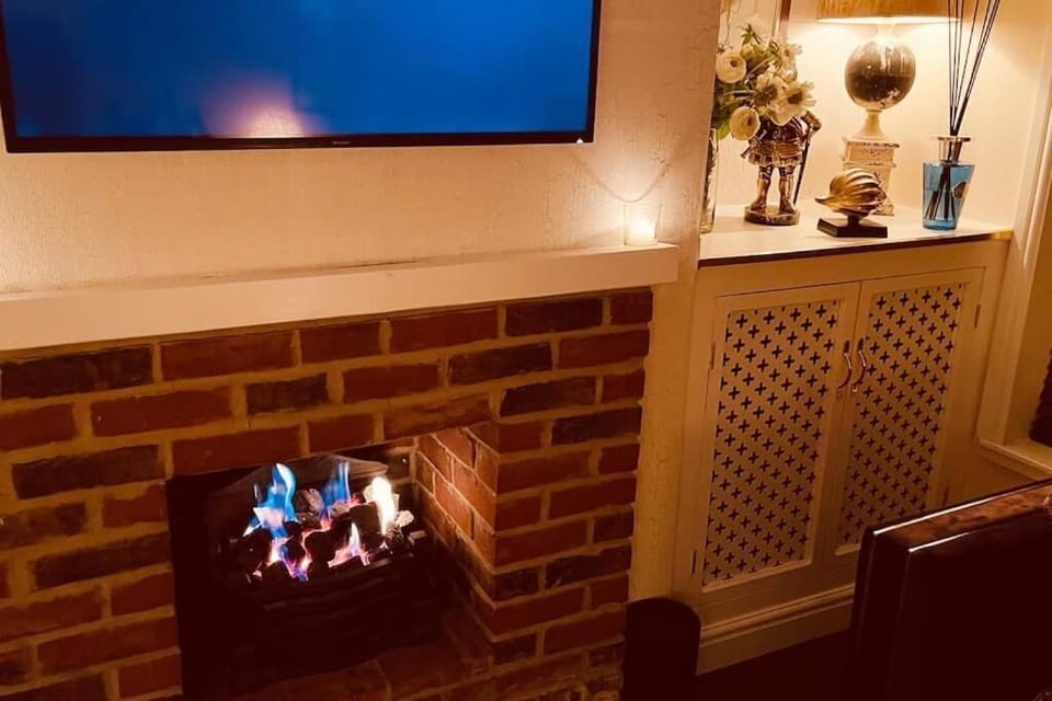 LOUNGE WITH OPEN GAS FIRE, TV WITH SKY, DOUBLE SOFAS, REDMOTE CONTROLLED LIGHTNG