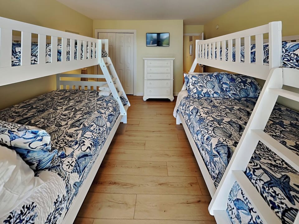 Fourth Bedroom Twin/Full Bunkbed with Patio Access