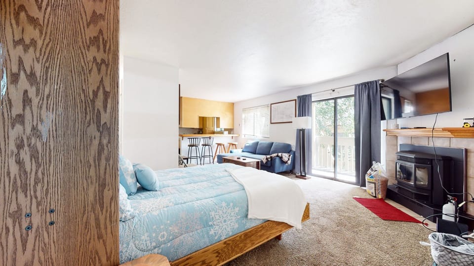 Bedroom, Room, Indoors, Furniture, Flooring