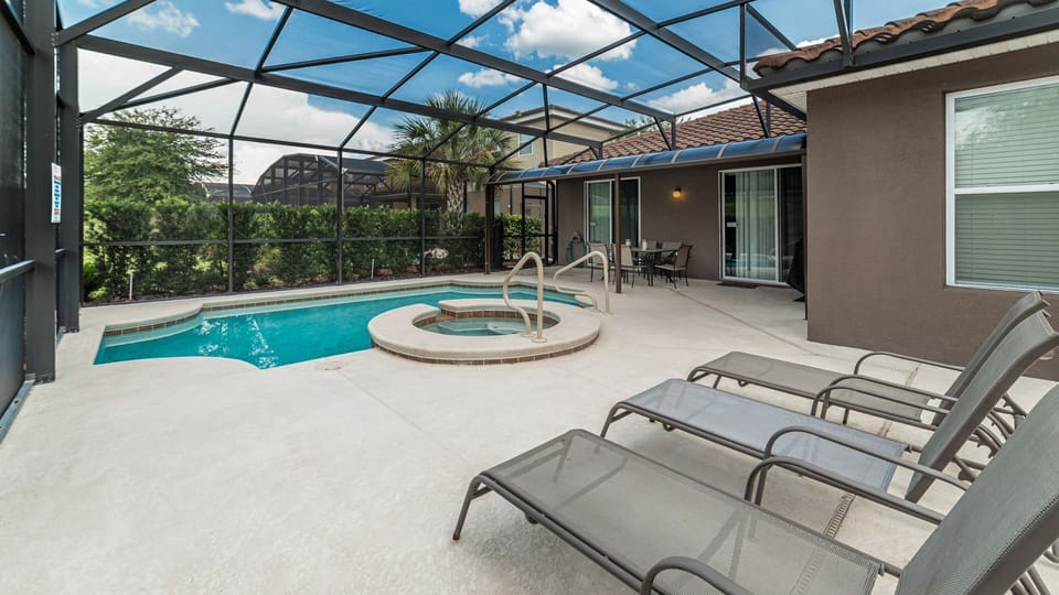 Beautiful 5 bed 5 bath villa located in Solterra Resort