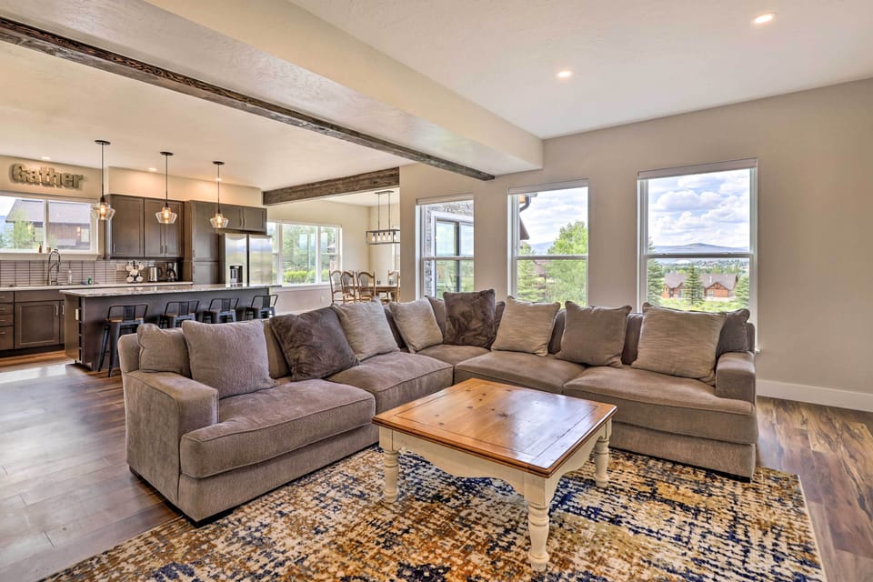 Living Area | Free WiFi | Open Layout