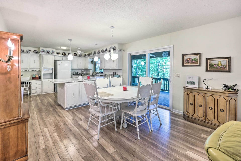 Dining Area | Central Heat & A/C | Dishware Provided