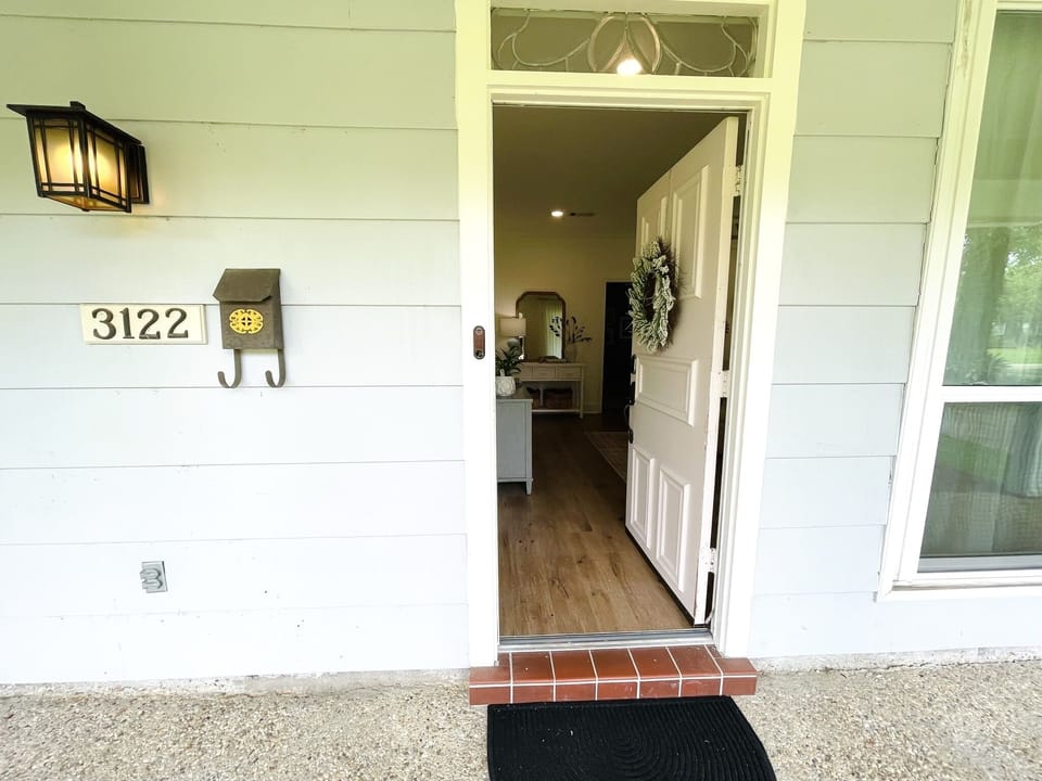 Welcome to the Hundred Oaks Cottage! Enter through the front door.