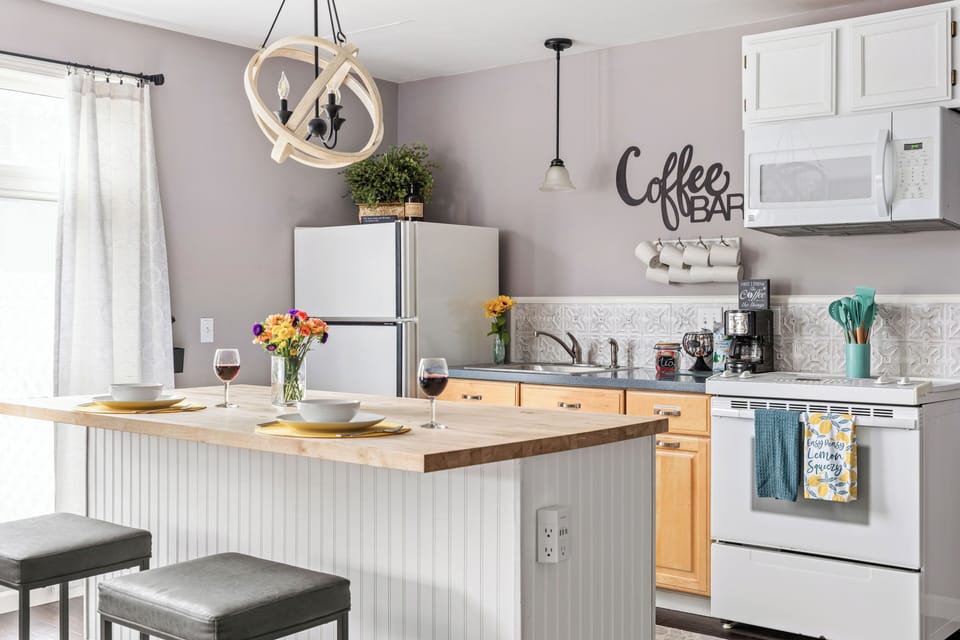 Fully stocked kitchen + dishwasher provided 