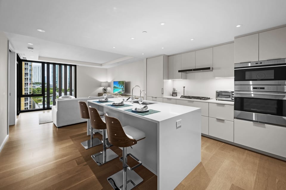 Fully Equipped Kitchen with Stainless Steel Appliances - Fully Equipped Kitchen with Stainless Steel Appliances