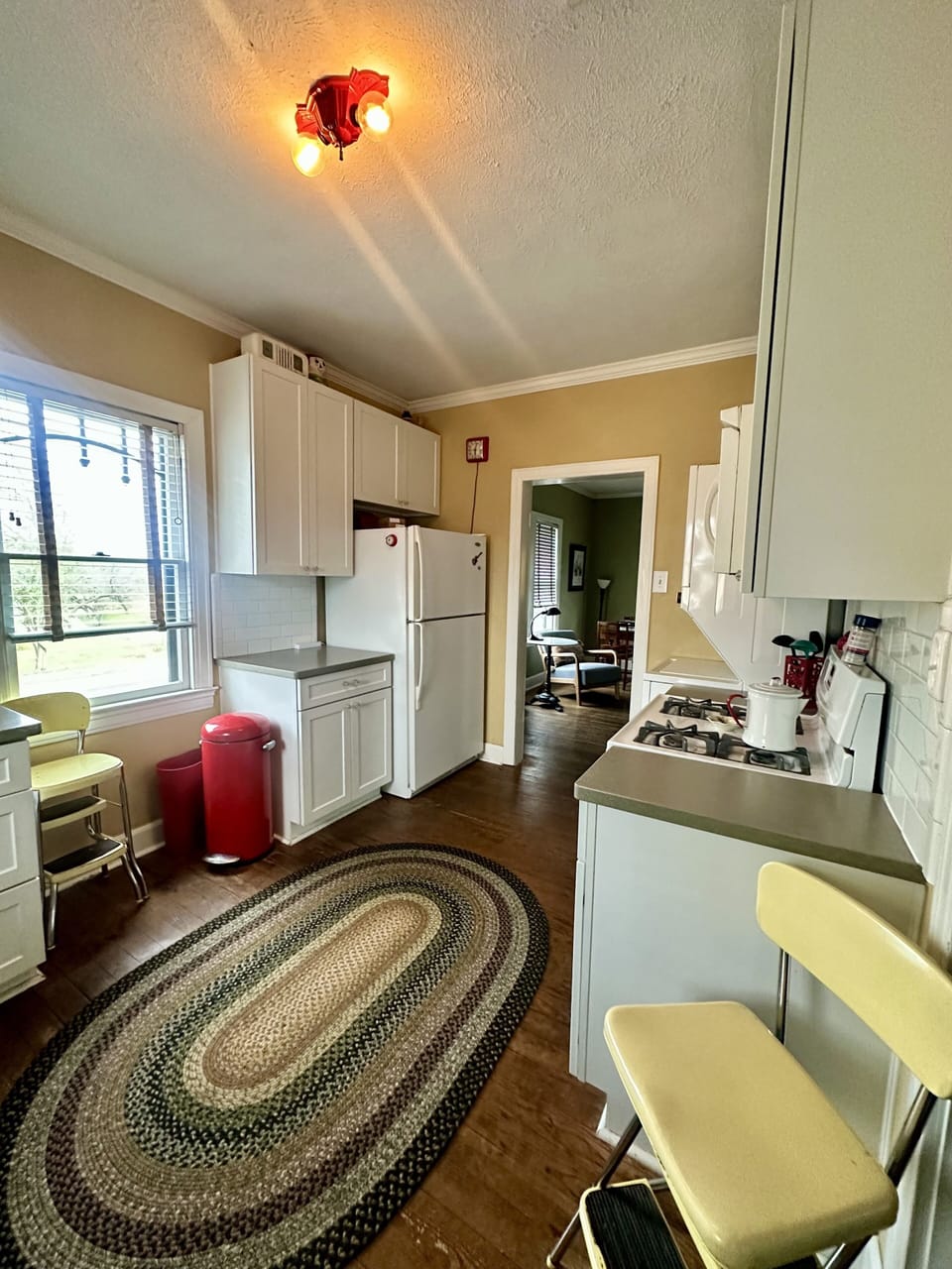 Full kitchen with fridge, oven, microwave, coffee, toaster & Washer/Dryer!