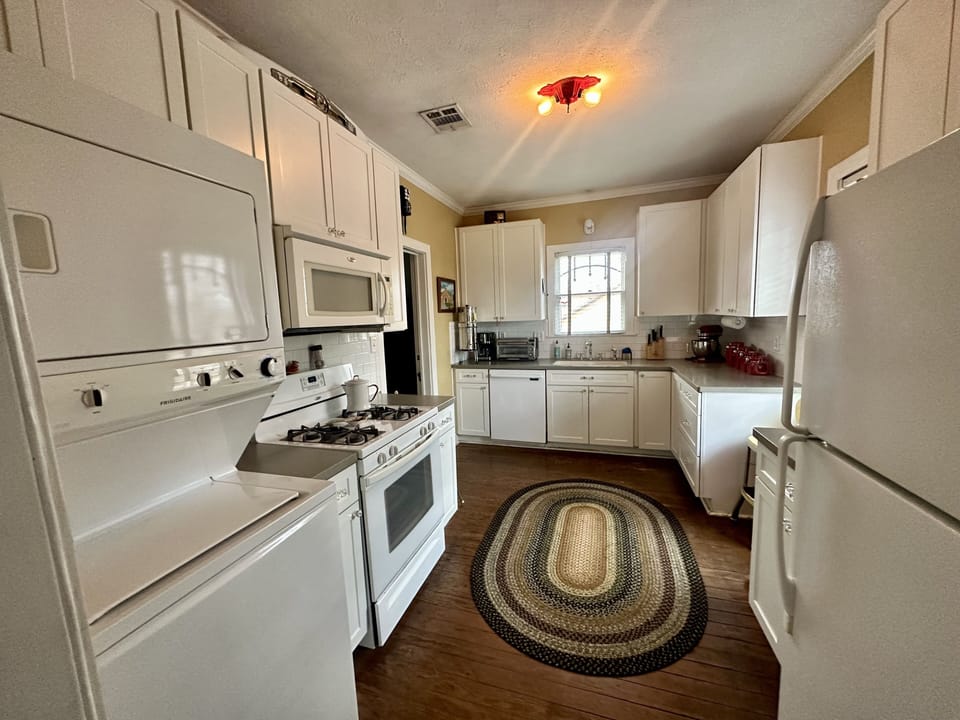 Full kitchen with fridge, oven, microwave, coffee, toaster & Washer/Dryer!