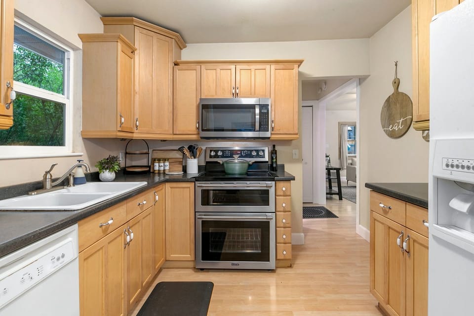 Double oven, microwave, 5 burner glass top range, fridge/freezer w/ice/water dis