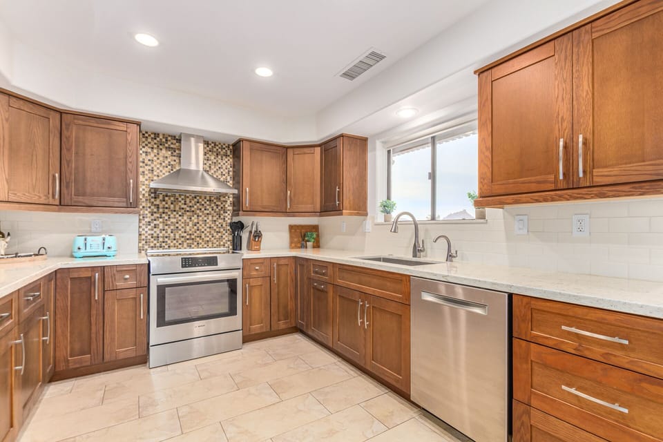 Large spacious kitchen with top of the line Bosch appliances 