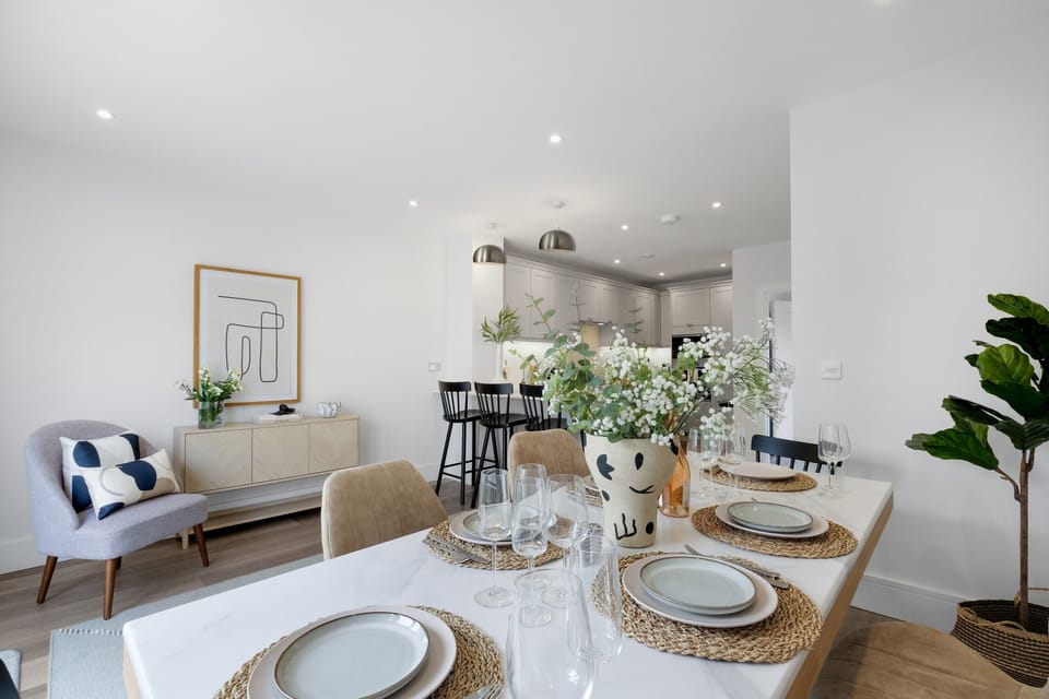 Open plan kitchen & dining room.