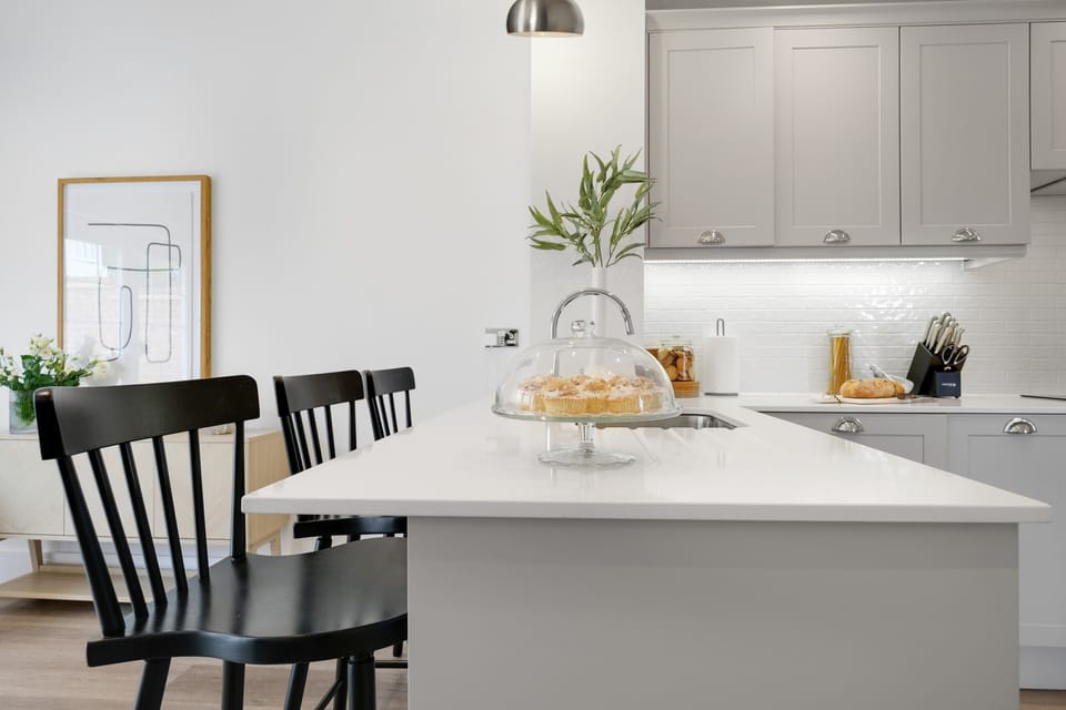 Waterfall breakfast bar & 3 barstools for casual dining.