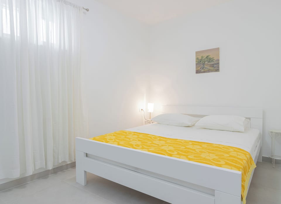 Bedroom with a queen sized bed