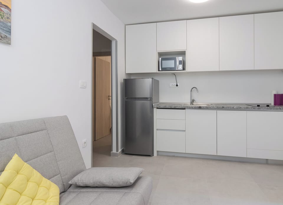 Well equipped kitchen with charming sitting area