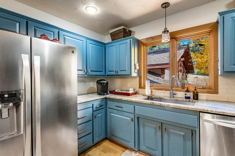 Modern stainless steel appliances look great and guarantee a great meal.