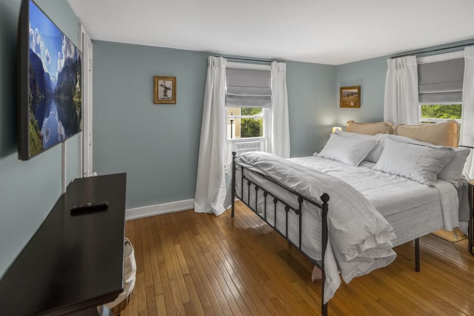 2nd Floor | Queen | Memory Foam | 40" Smart TV | Blackout Roman Shades/Drapes | Closet