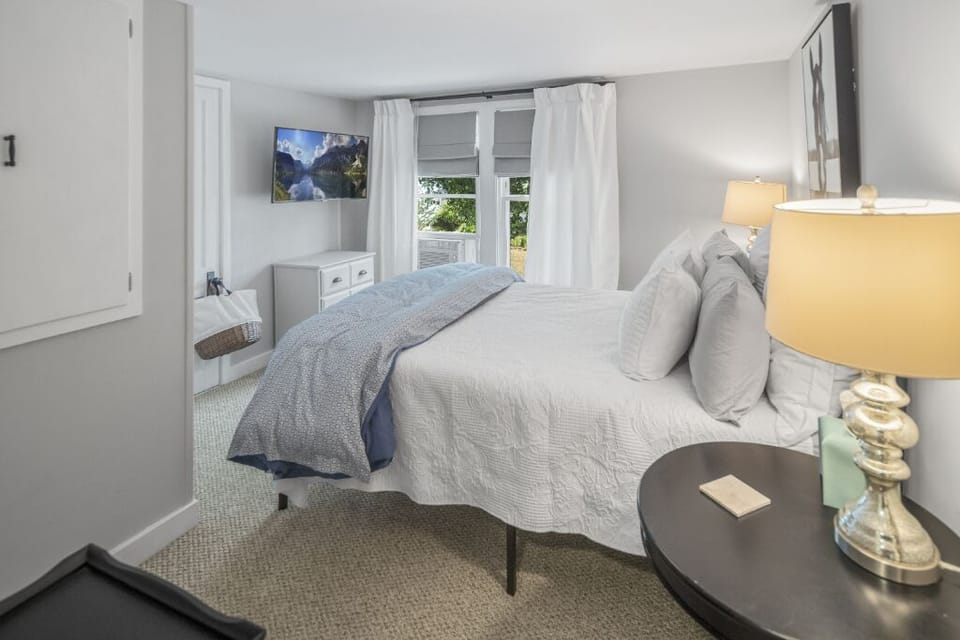 2nd Floor| Queen | Memory Foam| 40" Smart TV | Blackout Drapes| Dresser & Closet