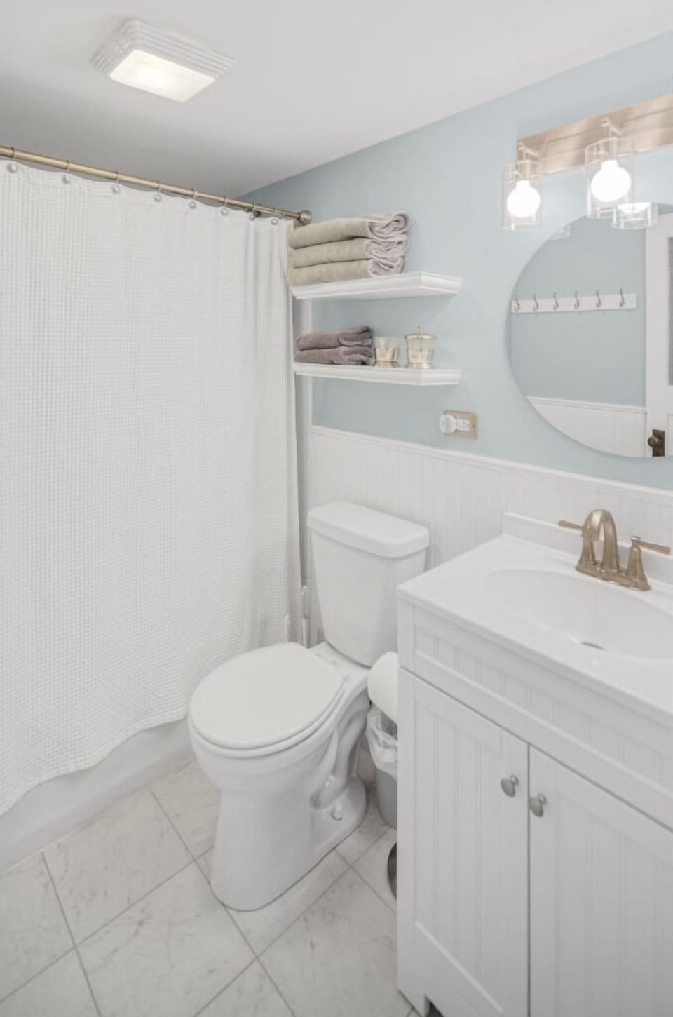 2nd Floor | Renovated | Full Bath | Hair Dryer | Shampoo/Conditioner | Body Lotion | Body Wash