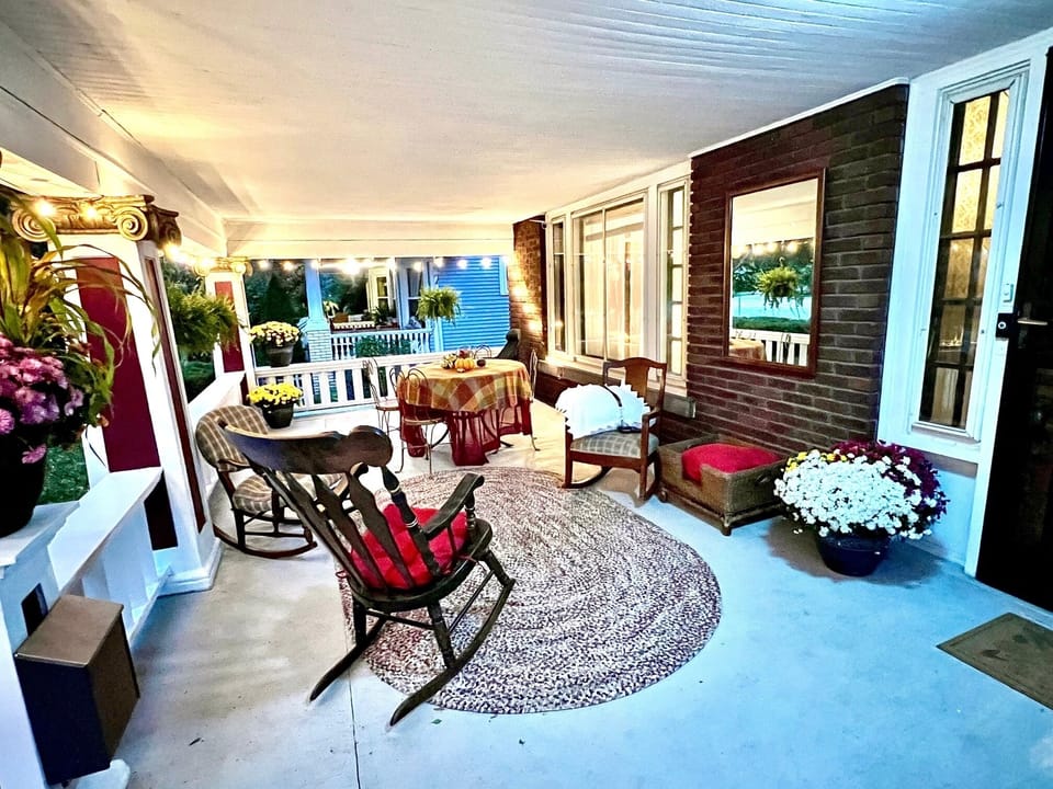 Huge Sunny Front Porch with outdoor dining & 3 comfy rocking chairs 