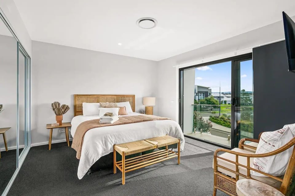  Upstairs master bedroom, with a king bed, walk in wardrobe & large ensuite 