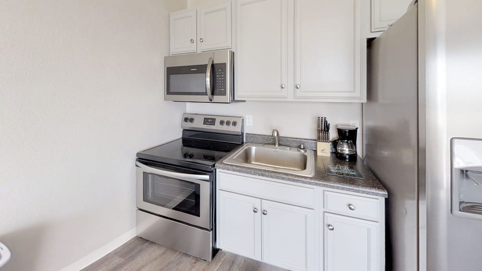 Full kitchen with coffee area
