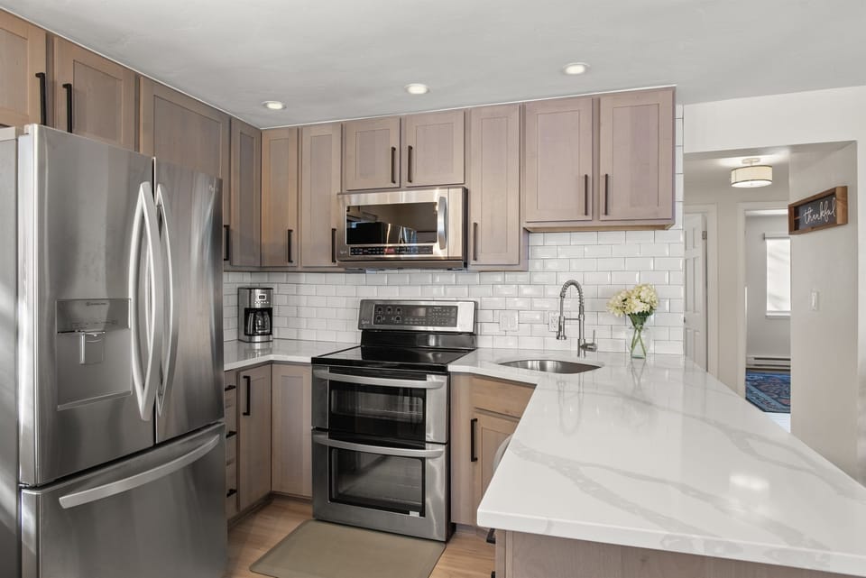 Newly remodeled, fully-equipped kitchen