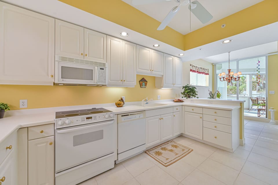 DNTL02 - Fully equipped kitchen with breakfast nook
