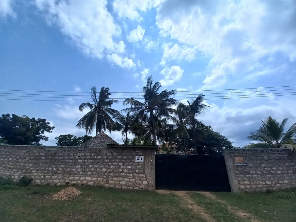 The main gate..Security us perfect here
