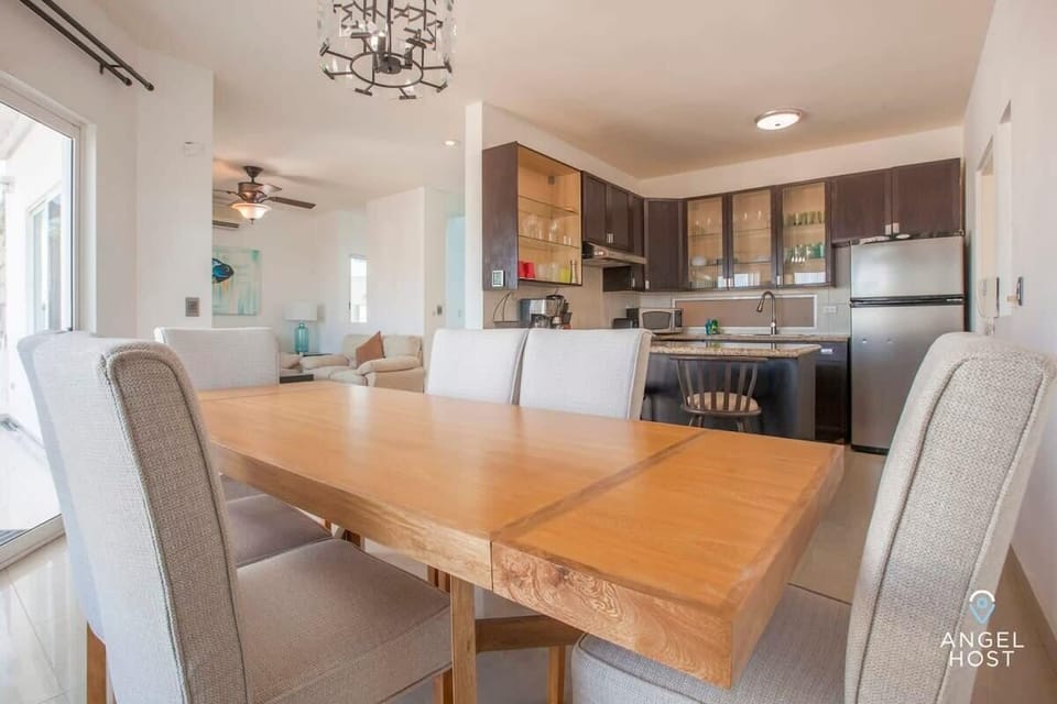 Beautiful wood table expandable to 8 seats