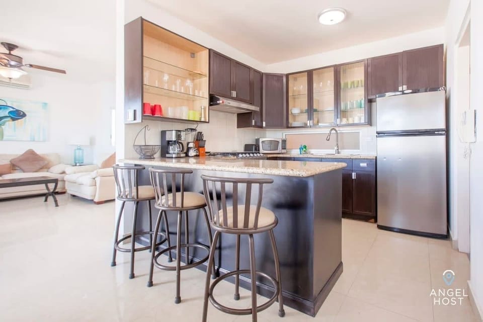 Breakfast bar and open plan kitchen