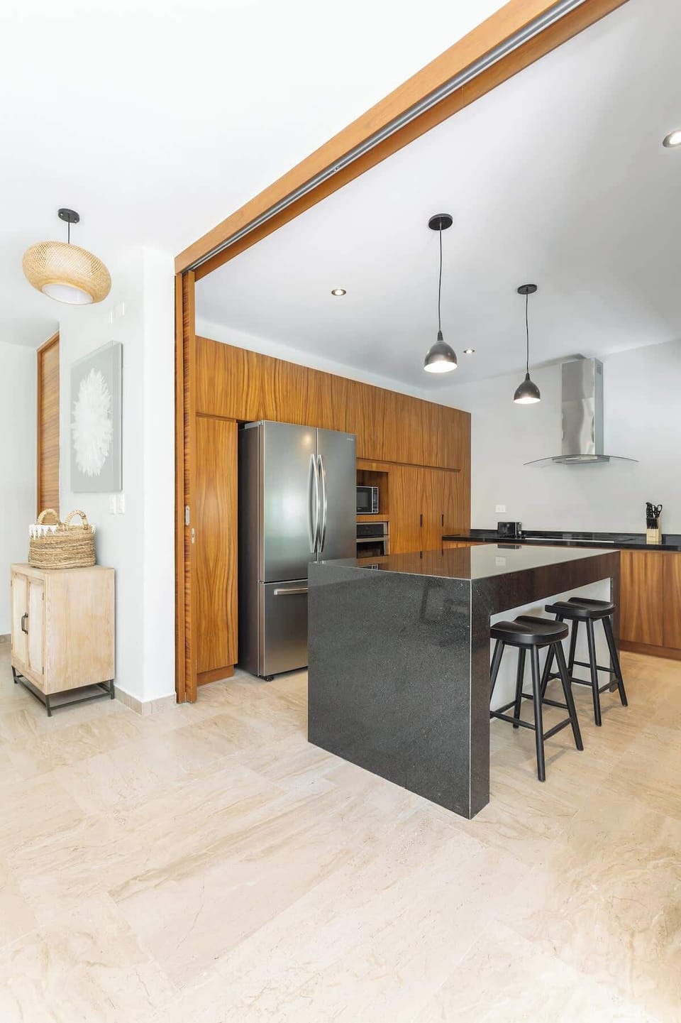 Full equipped kitchen and kitchen island with stools