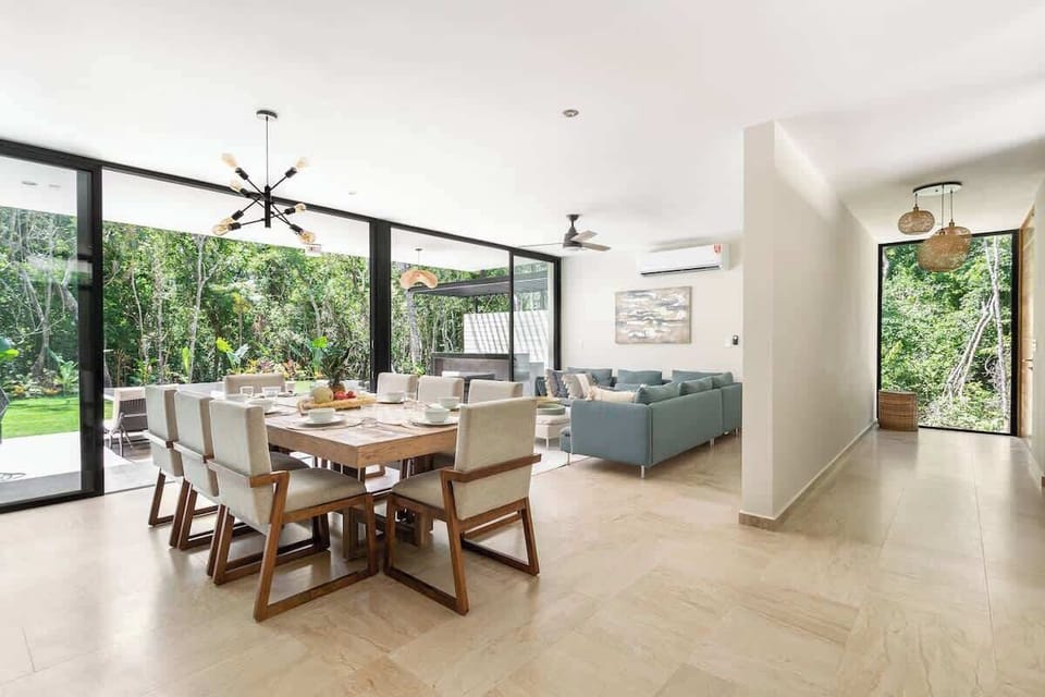 Dining and living room, with jungle view. Bar on the outside.