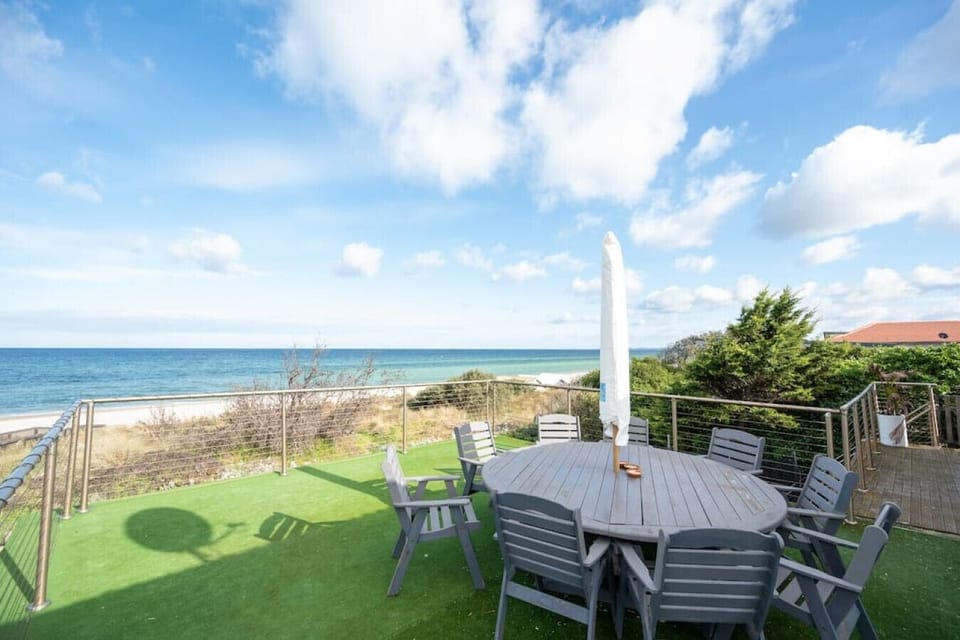 [Balcony] A fresh breeze is coming from the ocean. Perfect for a family/friends getaway.
