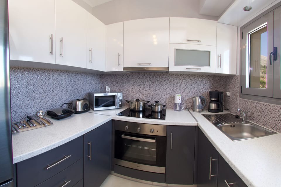 The main kitchen / fully equipped