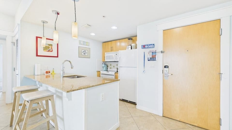 Full kitchen with breakfast bar