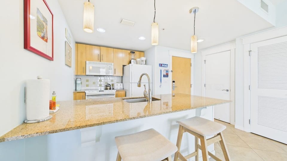 Full kitchen with breakfast bar