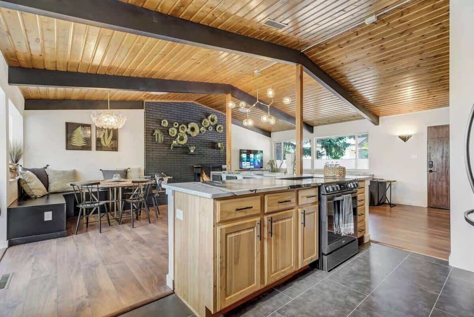 Modern Design for Your Pleasure! Whether in the Dining Area or Kitchen, Catch Your Favorite Netflix Series with Our Centralized Setup. Enjoy the Latest in Modern Comforts for Your Perfect Vacation.