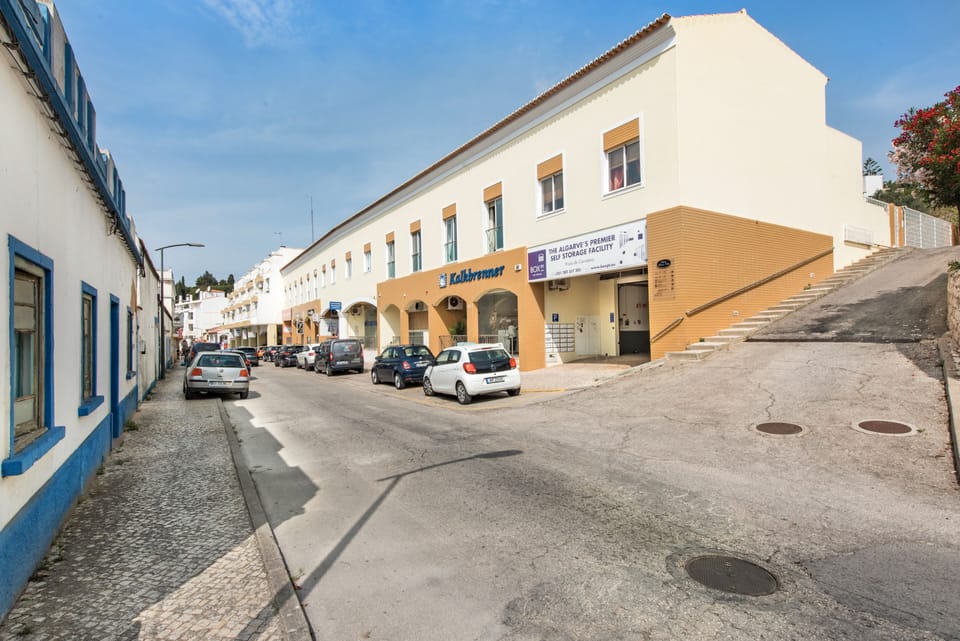 Rua Pescadores, 3 min drive or 6 min walk to Carvoeiro beach! 