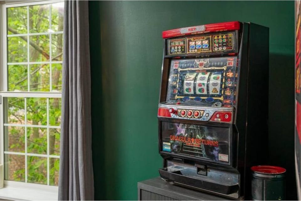 Casino Game Room - Working Slot Machine