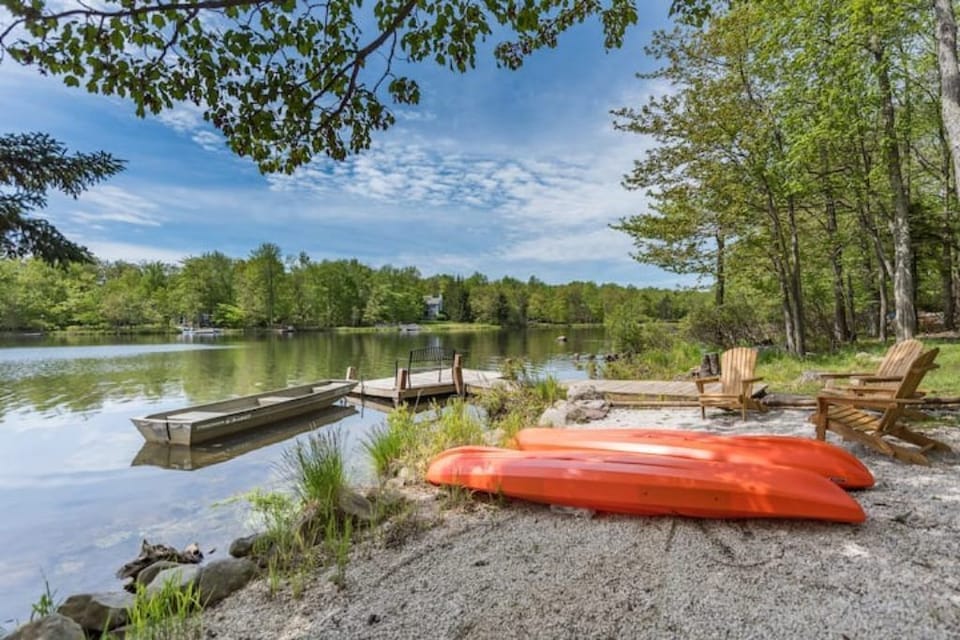 Lakefront backyard - dock, kayaks and row boat complimentary to use for guests