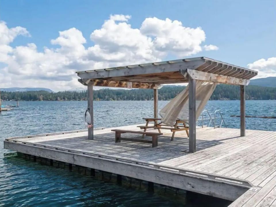 Sproat Lake Gem House in Vancouver Island