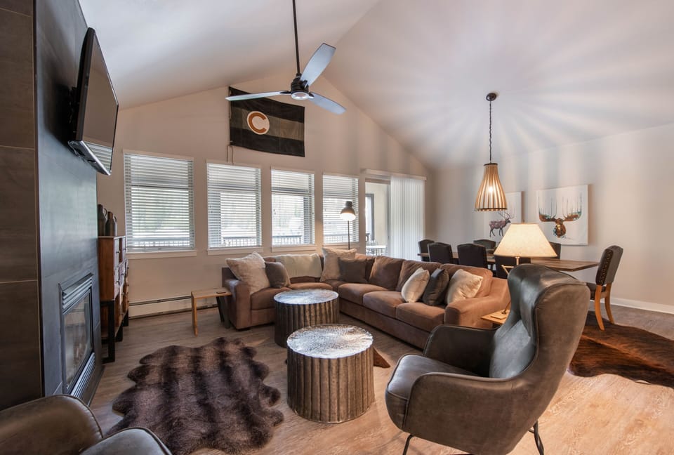 Home Decor, Furniture, Table, Indoors, Living Room