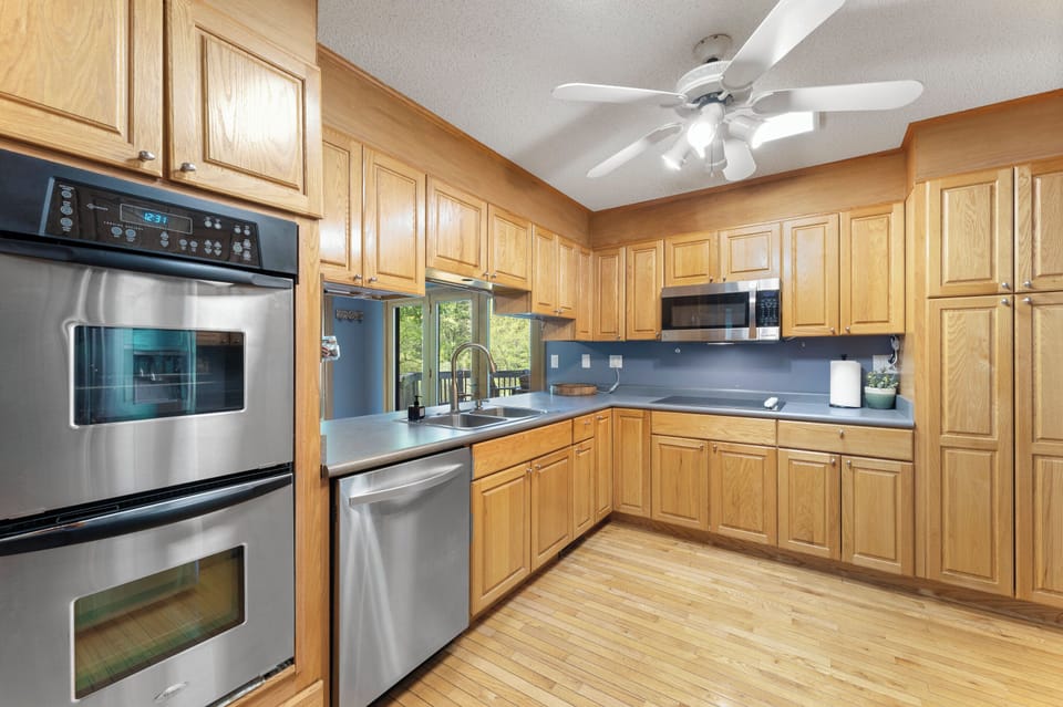 Double oven for great meals.