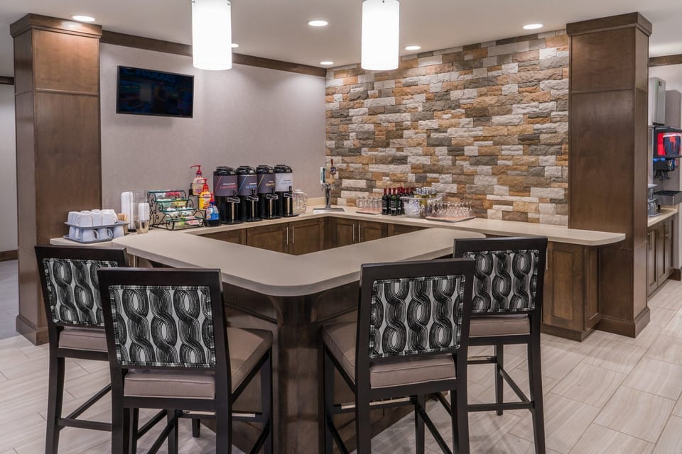 Social Hour - complimentary drinks and food on select evenings.