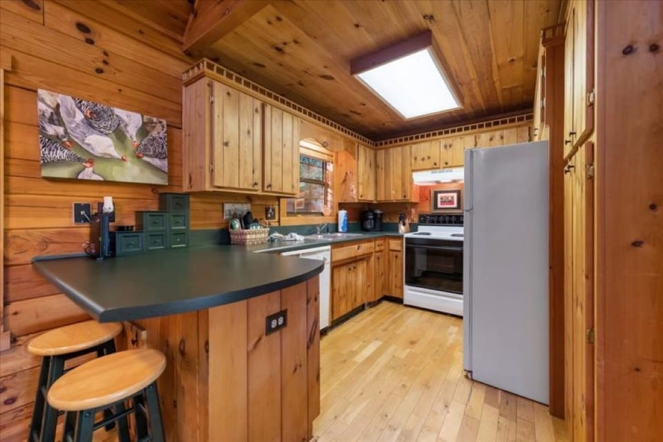 Quaint kitchen with breakfast seating for 2